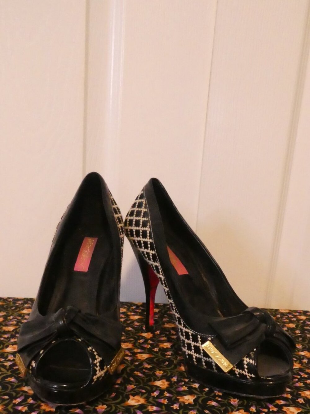BETSEY JOHNSON Quilted Houndstooth Peep Toe Platform Bow Pumps - size 8.5M